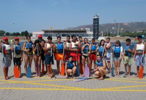 Grup de nens i nenes gaudint de les activitats del casal d'estiu del Ginkgo.